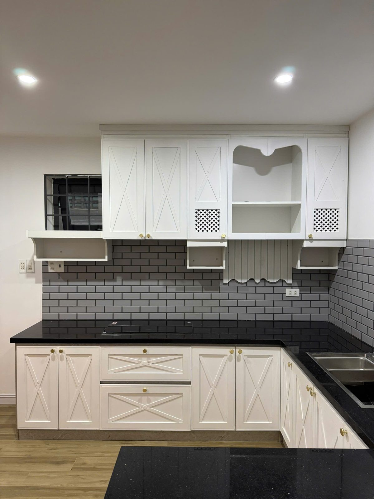Bếp tủ trắng cánh chữ X, mặt đá đen