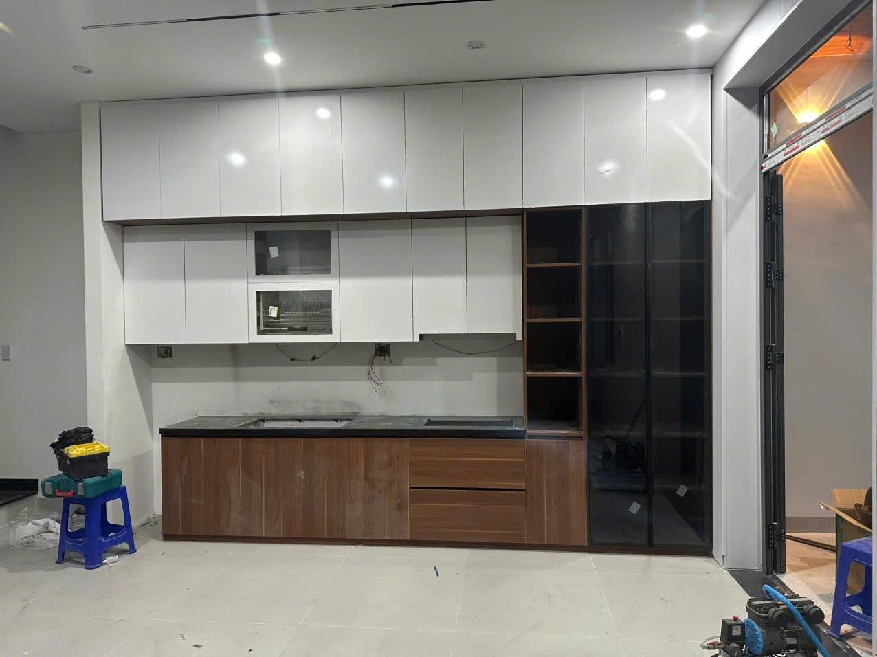 Bếp tủ trắng và vân gỗ khi hoàn thiện
