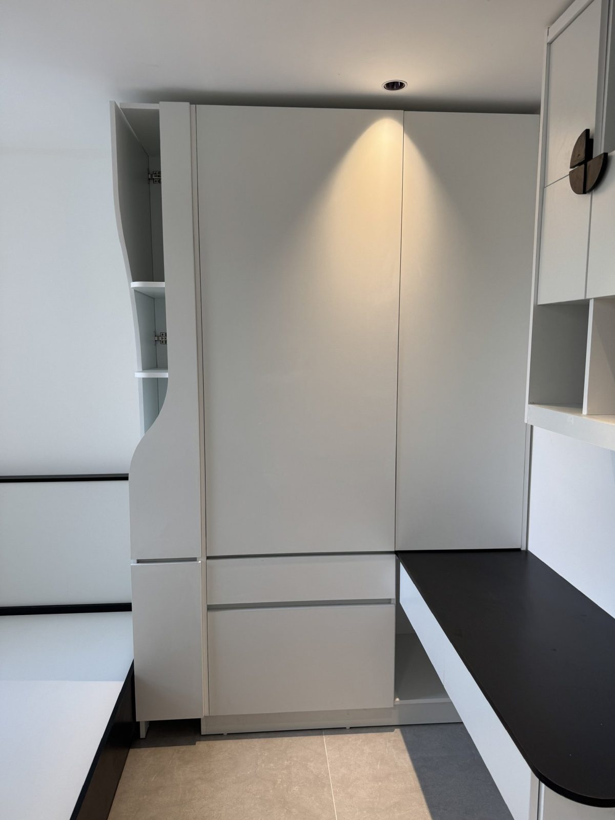 Tủ âm tường kết hợp kệ và bàn làm việc