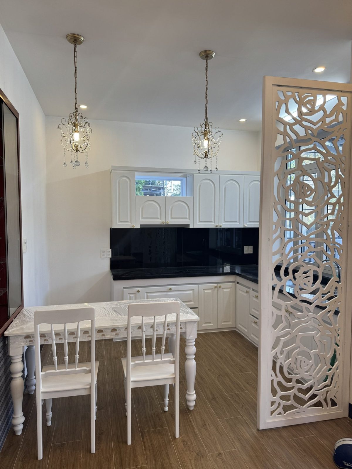 Bếp và bàn ăn, vách ngăn CNC hoa hồng