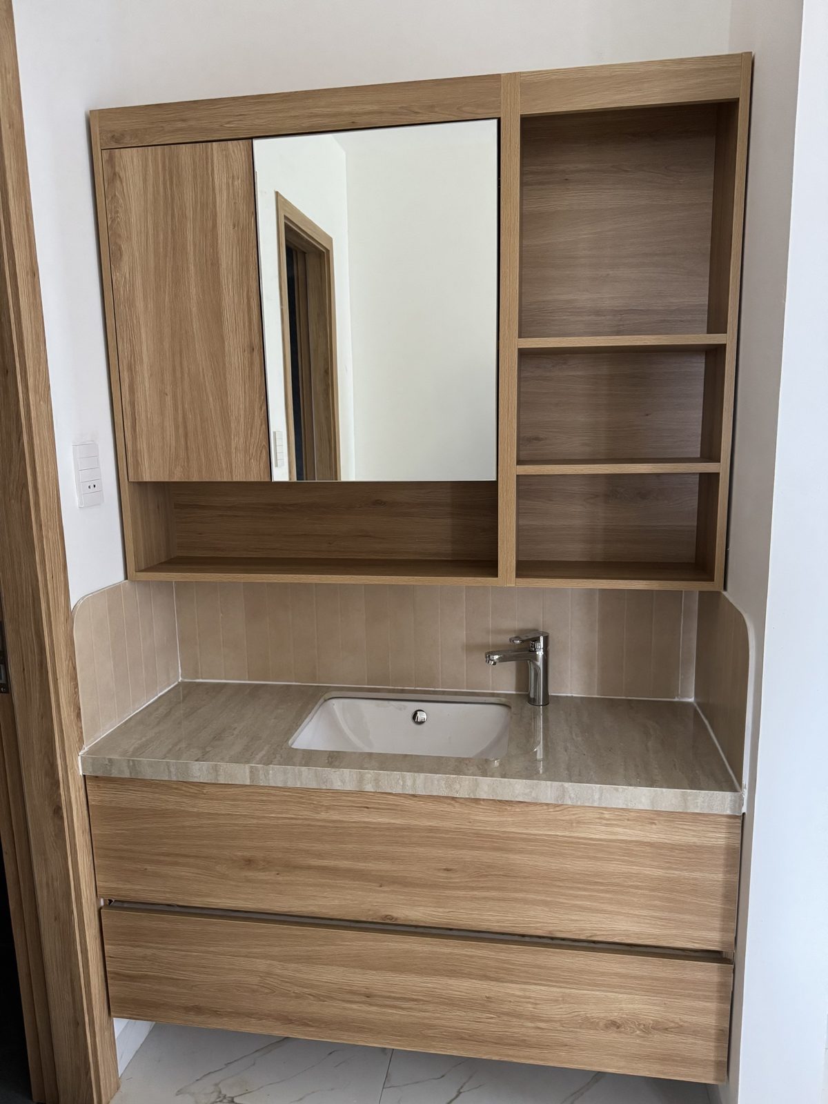 Tủ lavabo gỗ kèm gương và kệ