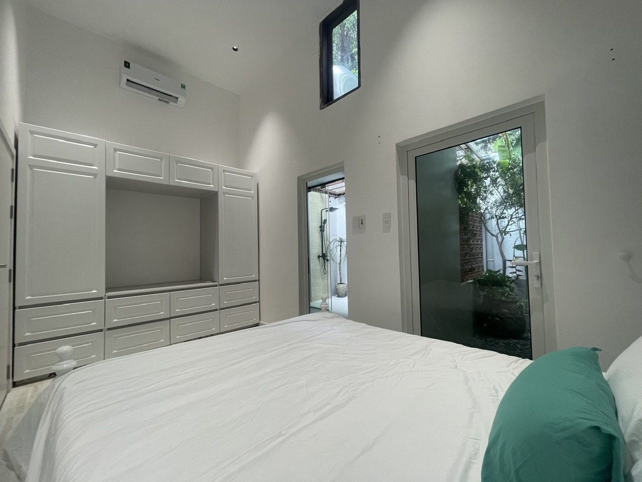 Phòng ngủ tối giản tủ âm tường