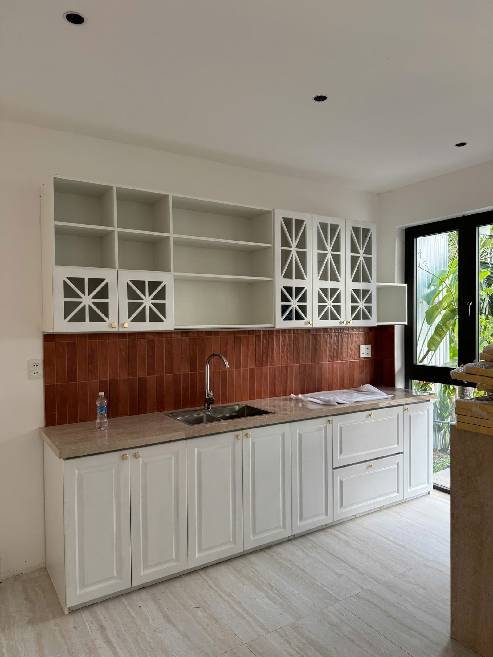 Bếp tủ kính ốp gạch terracotta