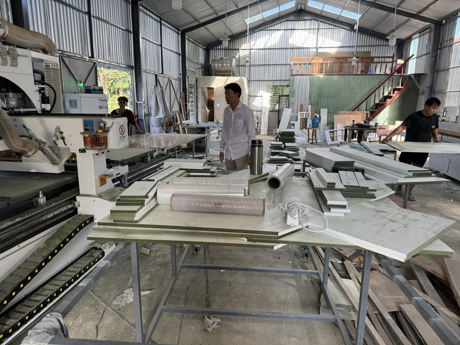 Khu vực máy CNC tại xưởng